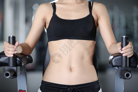 健身房妇女加强腹部肌肉的图片