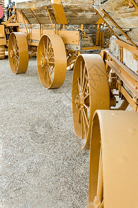 以前用来运输采矿材料的木马车火上的老式钢背景图片