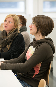 一对女大学生在大学习讨论和聆听讲座图片