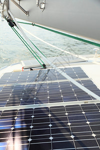 光伏电池板能源概念在一艘帆船上安装太图片