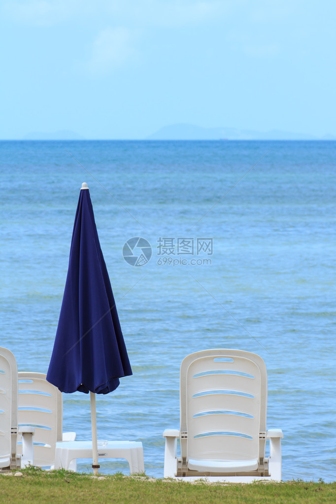 泰国蓝色伞和白色椅子的海景图含图片