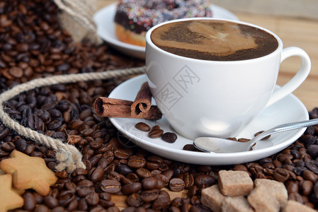 杯碟和咖啡豆上的咖啡图片