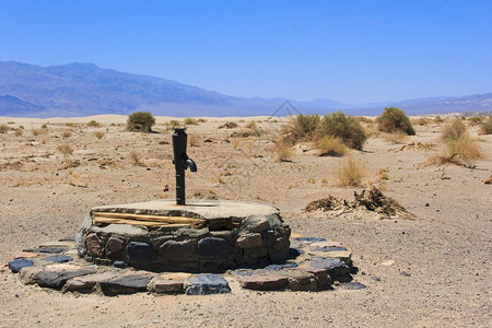 旧式水井是加利福尼亚州谷沙丘地区的一个历史水洞在图片