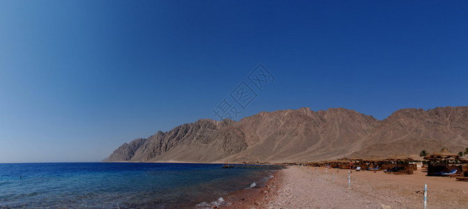 埃及网络全景中的沙滩和蓝色大海与山脉图片