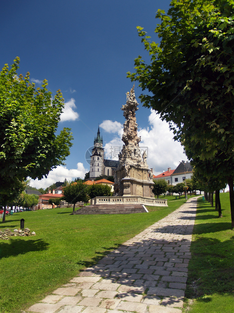 克雷姆尼察镇主要广场和克雷姆尼察城堡MestskyhradvKremnici的夏季景观图片