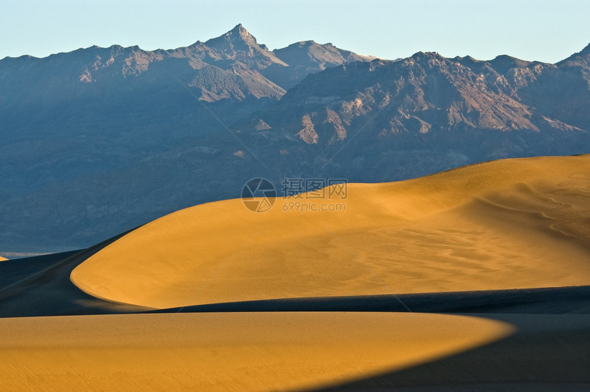第一束光照射在梅斯基特平原的沙丘上图片