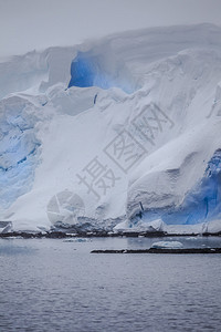 冰山相片冰山有蓝色发光的洞穴在大图片