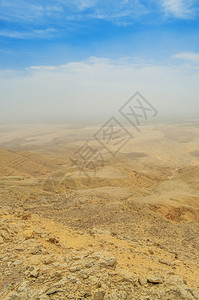 蓝天下的黄沙荒漠图片