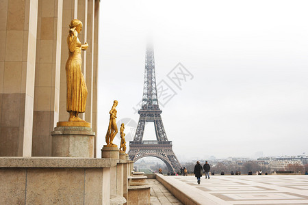 在法国巴黎的埃菲尔铁塔前方有一座金雕图片