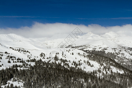 冬天的拉夫兰盆地滑雪场图片
