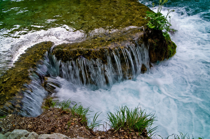 十六湖公园是克罗地亚最受欢迎的旅游景点它的16个湖泊由众多瀑布相连它被列入联合国教科文组织世界遗产名录湖面总图片