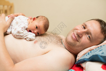 父亲和新生儿女婴抱在家里图片