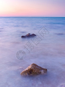 海上日出的美丽景色图片