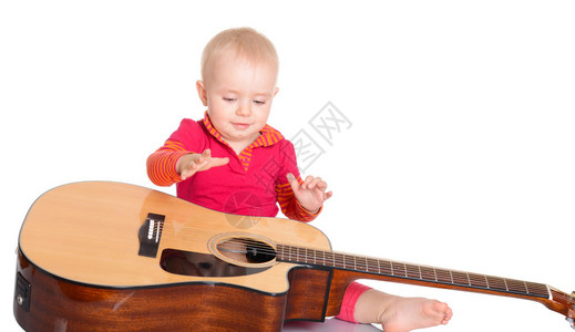 可爱的小婴儿音乐家在白图片
