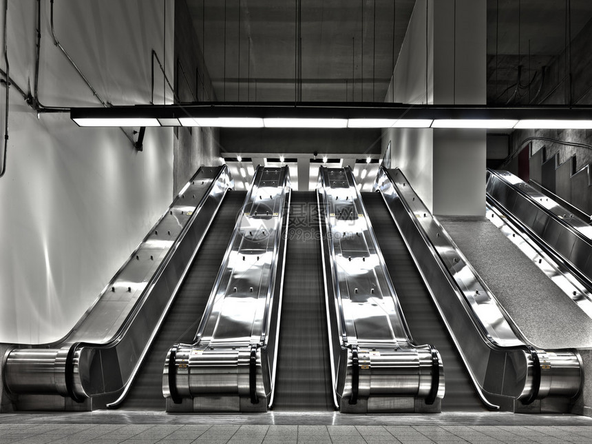 在蒙特利尔地铁工作的自动扶梯图片