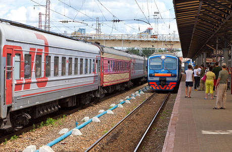 俄罗斯铁路轨道和旅客列车景观图片