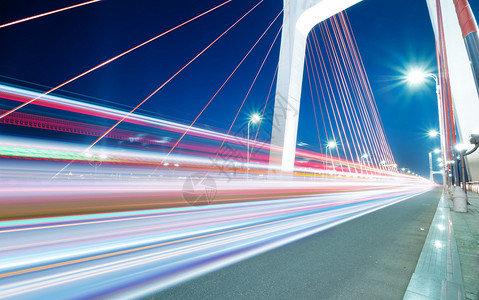 黄昏现代桥上的汽车光迹背景图片