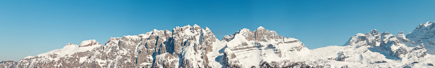 冬天雪山风景全与蓝天的图片