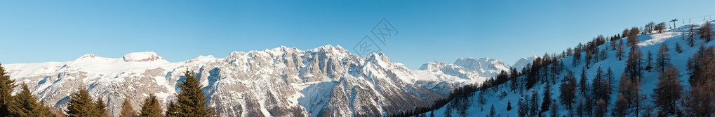 冬天雪山风景全与蓝天的图片