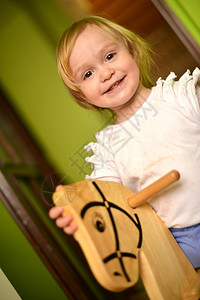 小女孩骑着玩具摇摆图片