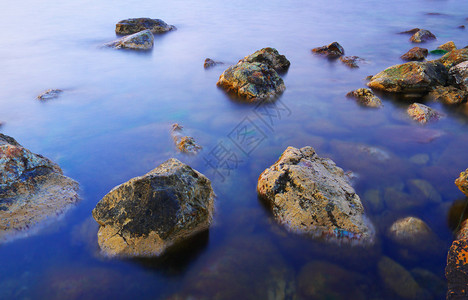 海中的石头特写图片