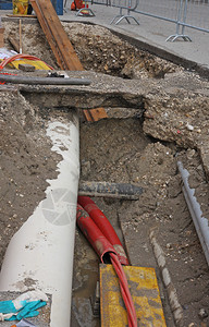 在铺设光纤电缆和电缆管道期间挖掘道路工程背景图片