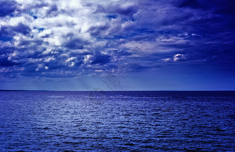 海洋上空的乌云图片