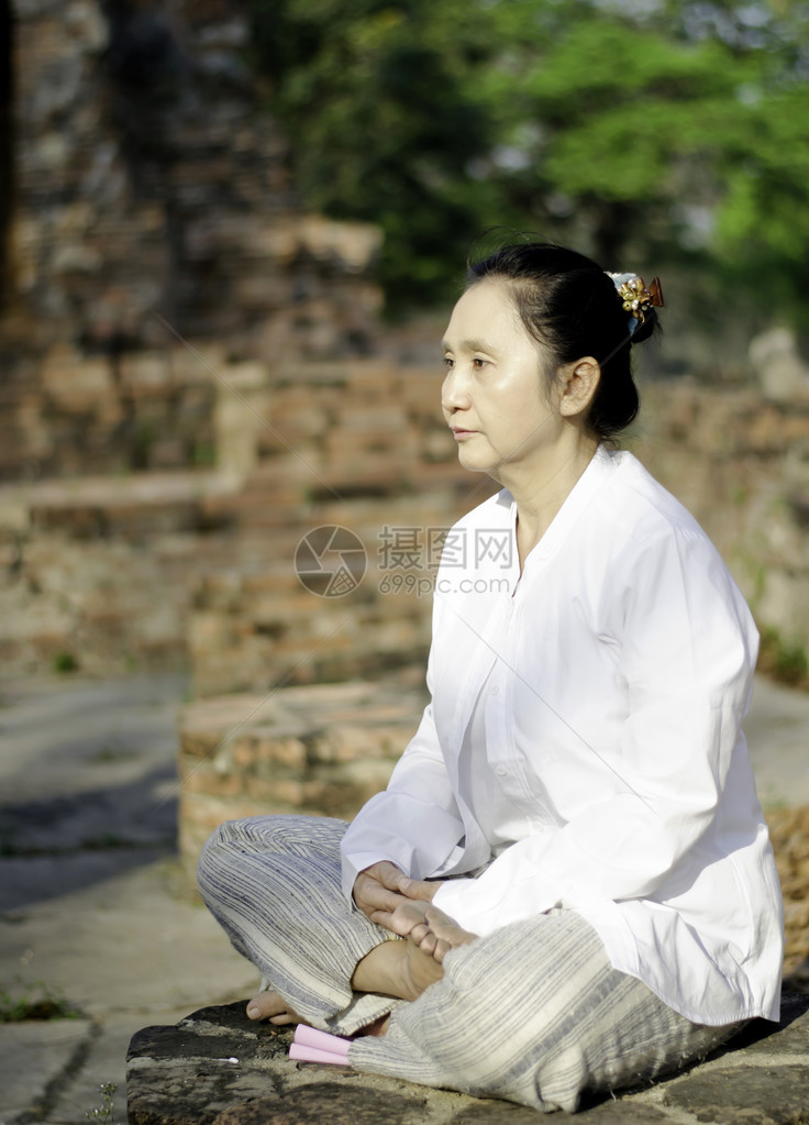 冥想在古庙里的佛教妇女图片