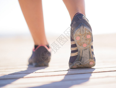女腿慢跑的特写镜头户外图片