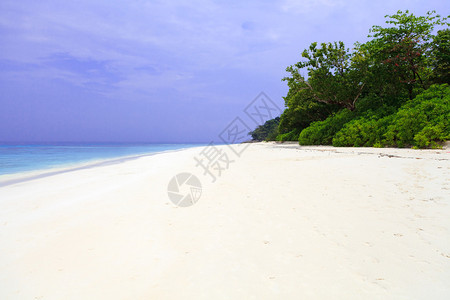 白色的沙滩和蓝天图片