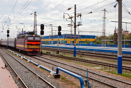俄罗斯铁路轨道和旅客列车景观图片