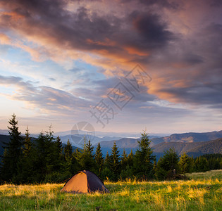 带帐篷的山中晨景图片