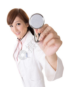 友好的亚洲医生女使用听诊器以脸部为主的特写肖像图片