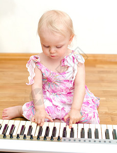 小女孩和弹钢琴图片