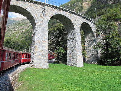 著名的红色火车环绕美丽的瑞士山脉6图片