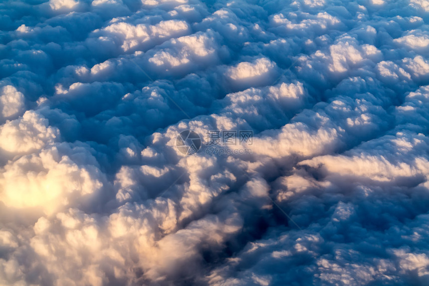 云从飞机在云层中飞行的窗口查看从飞越云海的飞机图片