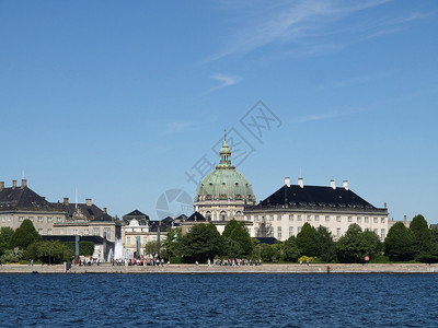 从歌剧院内观看的神风大理石教堂和Amalien图片