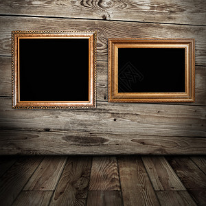 老式房间里的两个金框图片