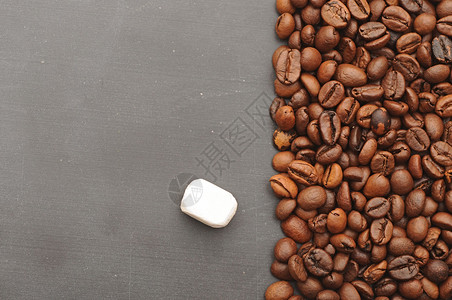 粉笔黑板和咖啡豆图片