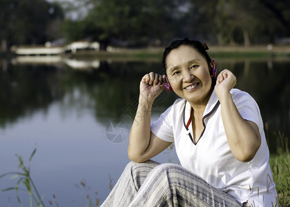 美丽的亚洲女在耳机户外肖图片