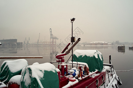 格但斯克港口的暴风雪寒冷和恶劣的天气条件格但斯克港格但斯克背景图片