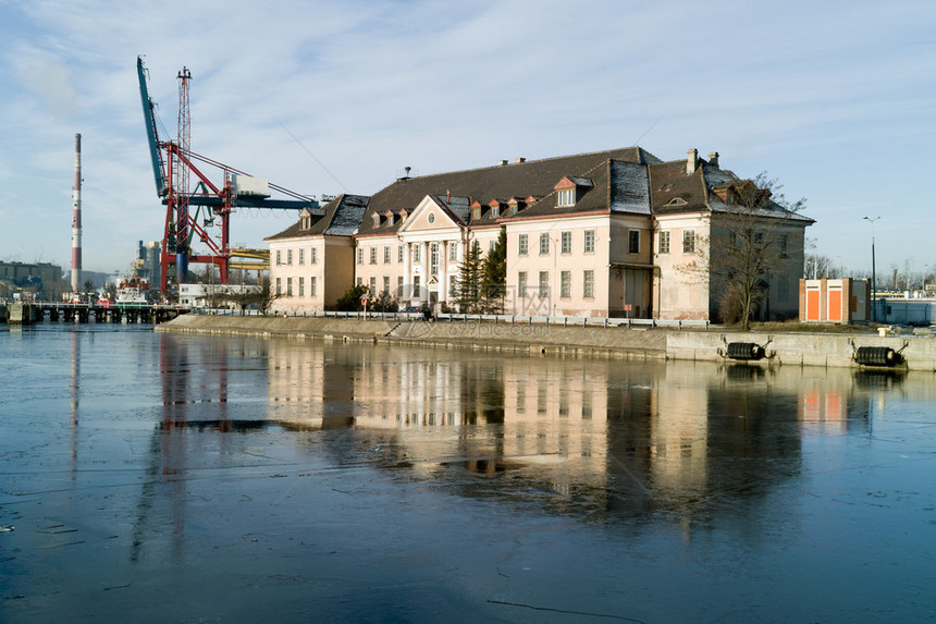 格但斯克港冬天船建筑物水中图片