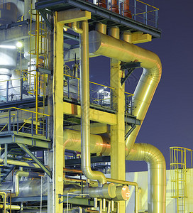 工业锅炉在晚上与炼油工业厂图片