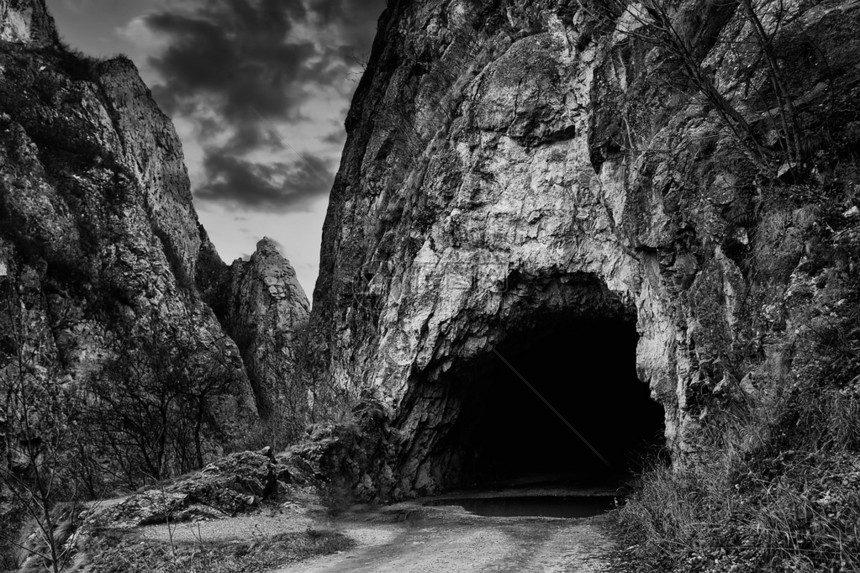 深洞穴的高对比度黑白景观图片