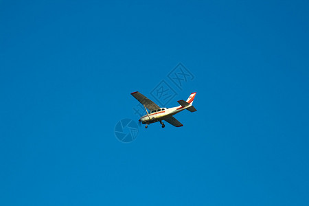 小飞机在蓝天下飞行图片
