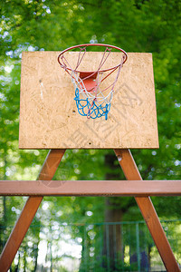 公园里的木制篮球板背景图片