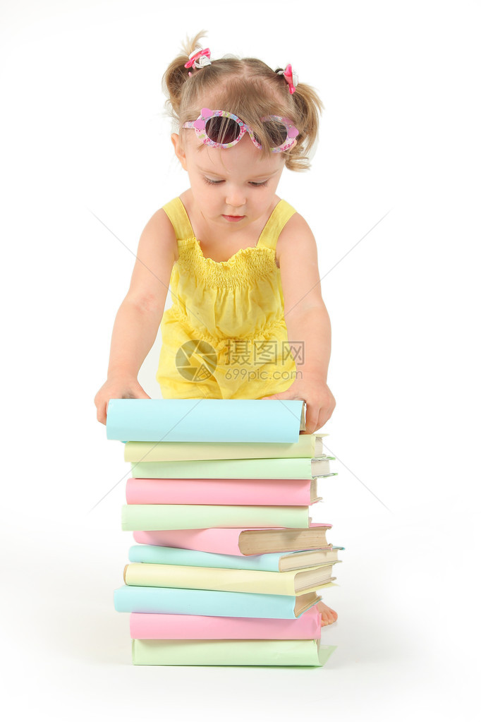 有趣的小女孩看书图片