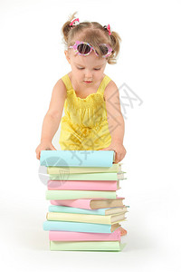 有趣的小女孩看书图片