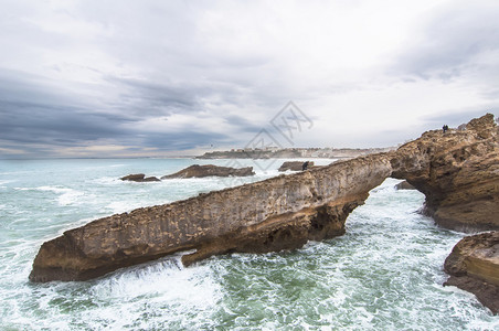 比亚里茨法国海岸的岩石图片