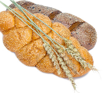 白色背景上的小麦和面包图片